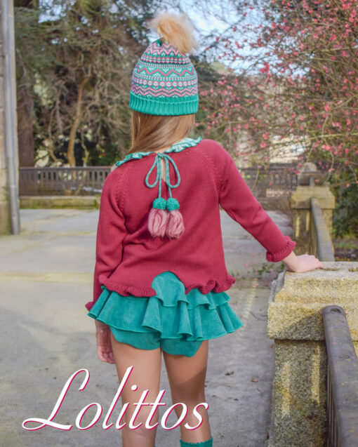 97. Lolittos Tema Pérez | Conjunto de Camisola Bordeaux com Saia-Calção Verde - Image 2