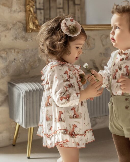 97. Miranda Tema Raposa | Vestido Branco com Estampado e Pompons