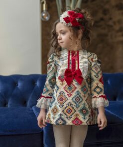 97. Miranda Tema Laço | Vestido Bege com Estampado e Laço em Veludo Vermelho