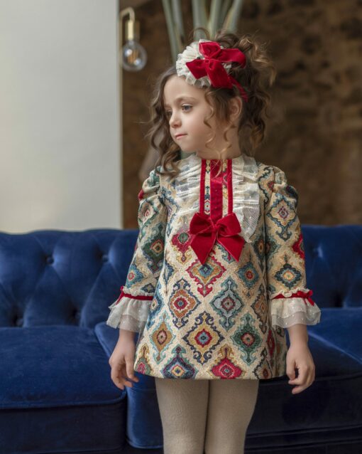 97. Miranda Tema Laço | Vestido Bege com Estampado e Laço em Veludo Vermelho