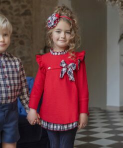 97. Miranda Tema Axadrezado Preto | Vestido Vermelho com Detalhes em Xadrez Preto e Folhos