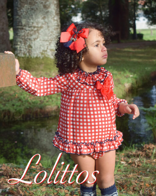 97. Lolittos Tema Siberia | Vestido Xadrez Vermelho com Detalhes em Azul Marinho, Tapa Fraldas e Laço - Image 2