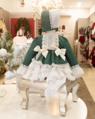 97. Debesos | Vestido Verde com Detalhes em Renda, Touca e Tapa Fraldas