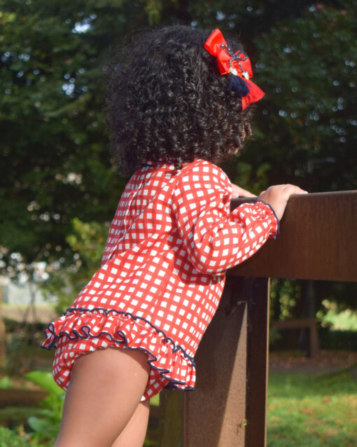 97. Lolittos Tema Siberia | Vestido Xadrez Vermelho com Detalhes em Azul Marinho, Tapa Fraldas e Laço - Image 3