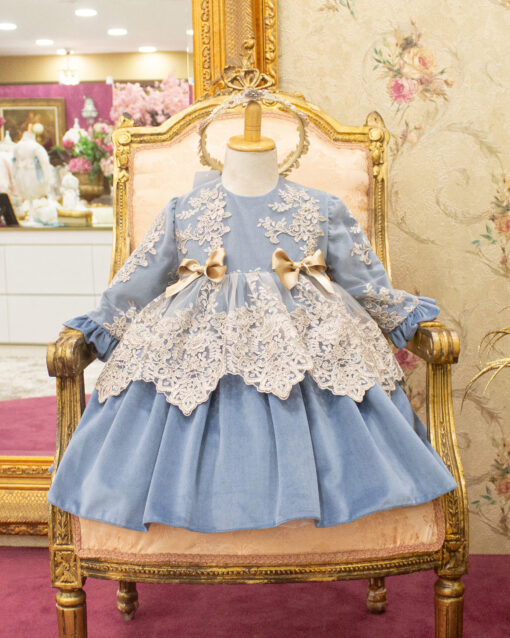 97. Tema Natal Vestido em Veludo Azul Marinho com Detalhes em Renda Dourada e Laços